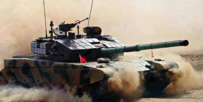 Là niềm tự hào của binh chủng thiết giáp Trung Quốc, nhưng Type-99 vẫn không xóa hết những đặc điểm của mình từ chiếc T-72 của Liên Xô. Ẩn sau khối giáp nổ hình chữ V phía trước với hình dạng hơi giống Leopard và lớp giáp nổ có thể tháo rời phía sau, tháp pháo chính của Type-99 vẫn mang dáng vẻ tròn, dẹt truyền thống của chiếc T-72. ẢNH: Tăng Type-99 của Lục quân Trung Quốc